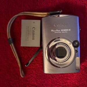 Canon PowerShot Digital ELPH SD800 IS 7.1MP  Camera no SIM card or charging cord